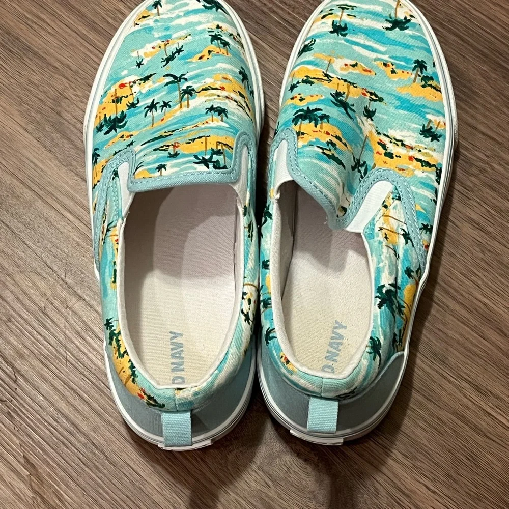 Old Navy Boys Shoe Size 4 Paradise Washed Print Canvas Slip-On Sneakers